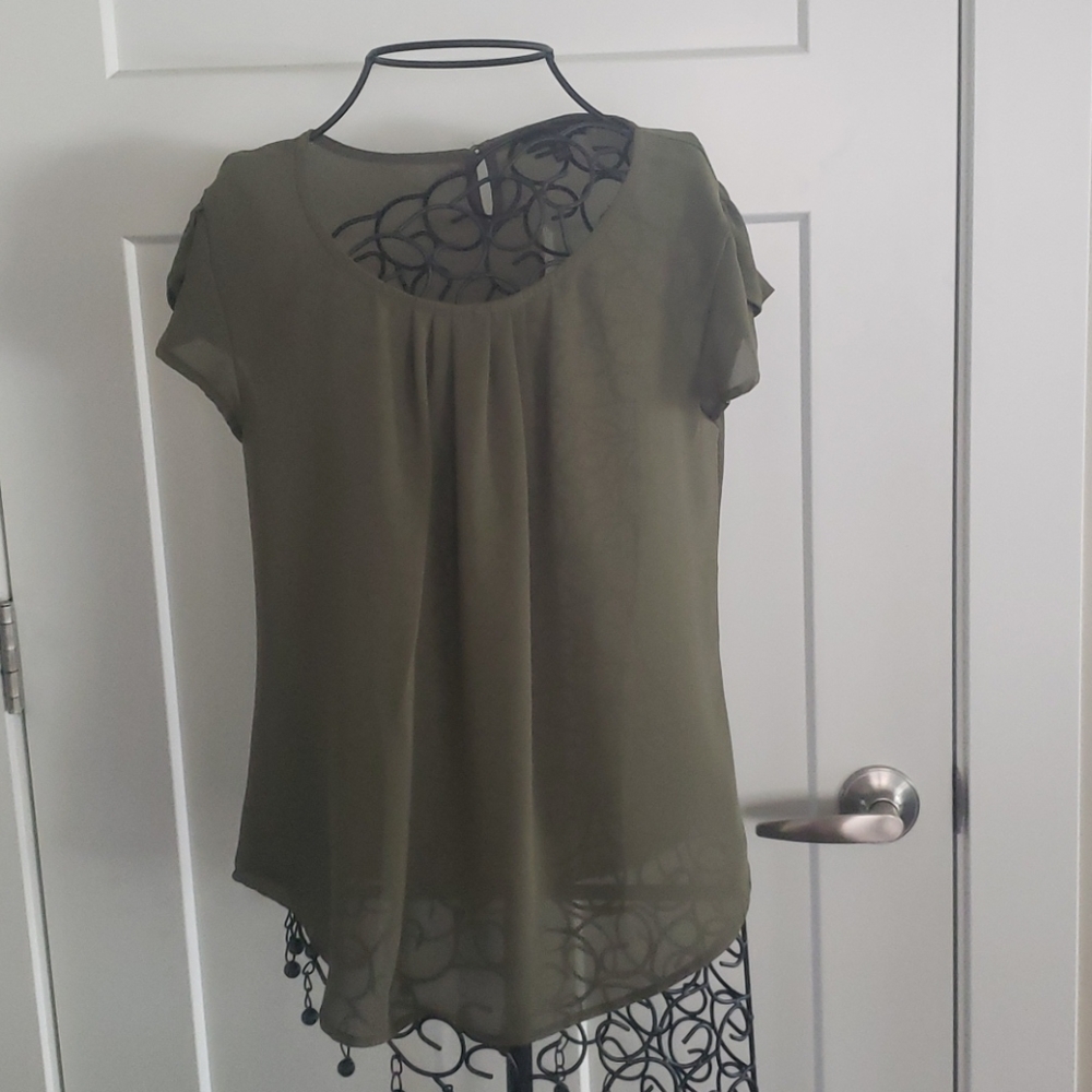 New with out tags  Olive Green Rayon SS blouse Med